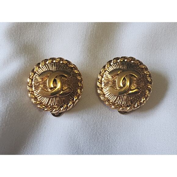 US BASED Authentic Vintage CHANEL Clip On Gold Tone Double CC Earrings - Picture 5 of 9